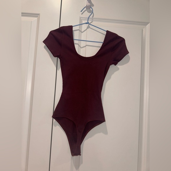 Abercrombie & Flitch Short-Sleeve Cotton Ribbed Scoop Neck Bodysuit in Maroon XS - Picture 6 of 11